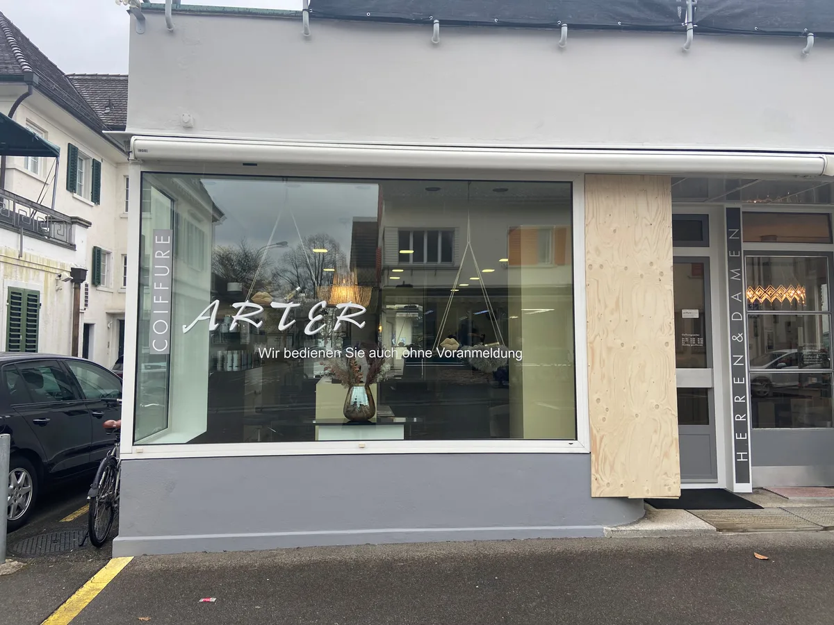 In dieses Coiffeurgeschäft in Uster wurde am Donnerstag eingebrochen. (Archiv) Das Coffeurgeschäft Arter von aussen.